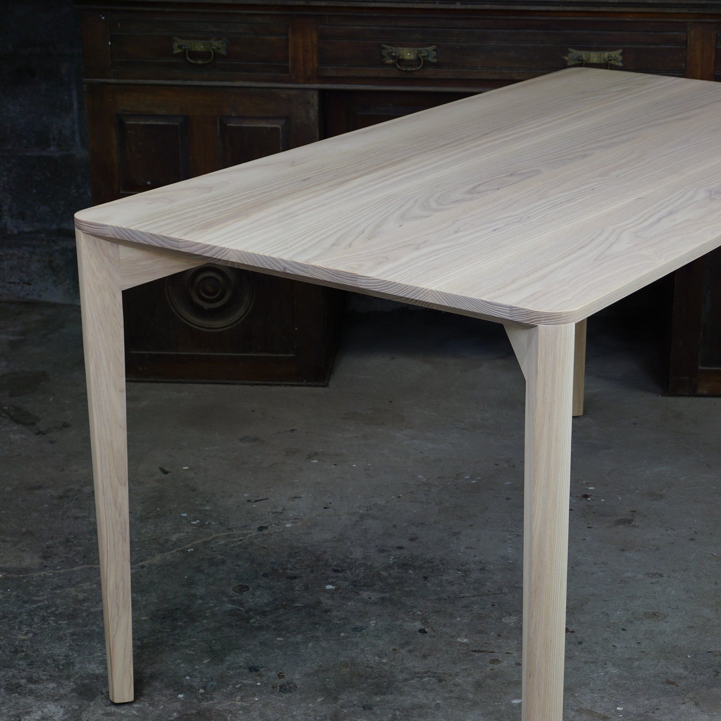 Undercut Ash Table